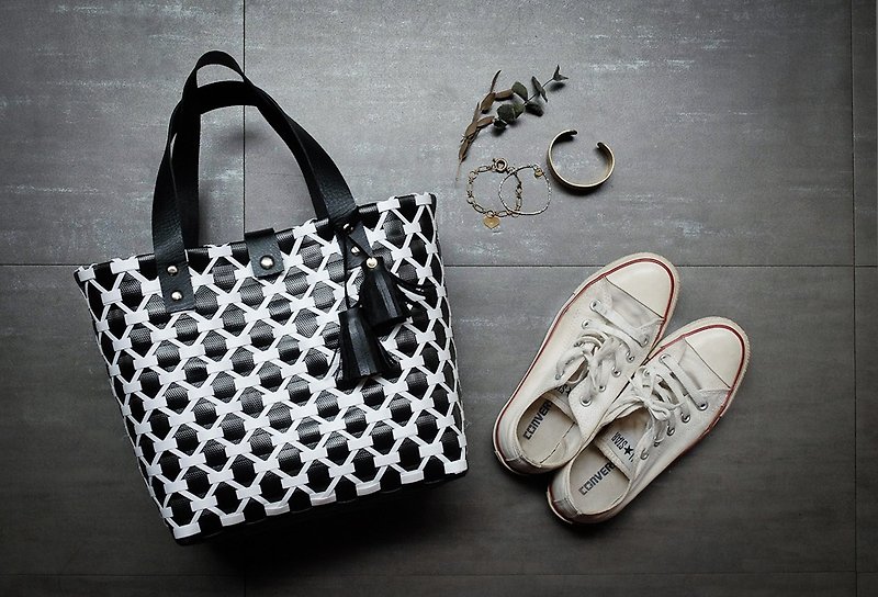 ROPEshop's [basket] black and white woven pearl belt handbag. - กระเป๋าถือ - พลาสติก สีดำ