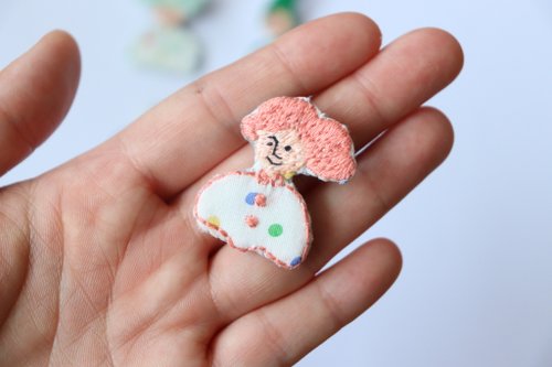 ユニークなカラフル手刺繍ブローチ - ショップ いとのきのした ヘアアクセサリー - Pinkoi