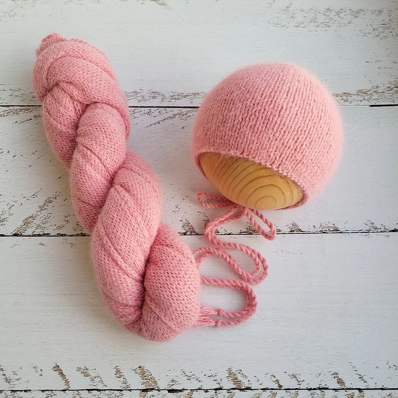 ブラッシュピンクのふわふわ新生児帽子、ラップ付き、ニット写真小道具 - ベビー用小物 - ウール ピンク