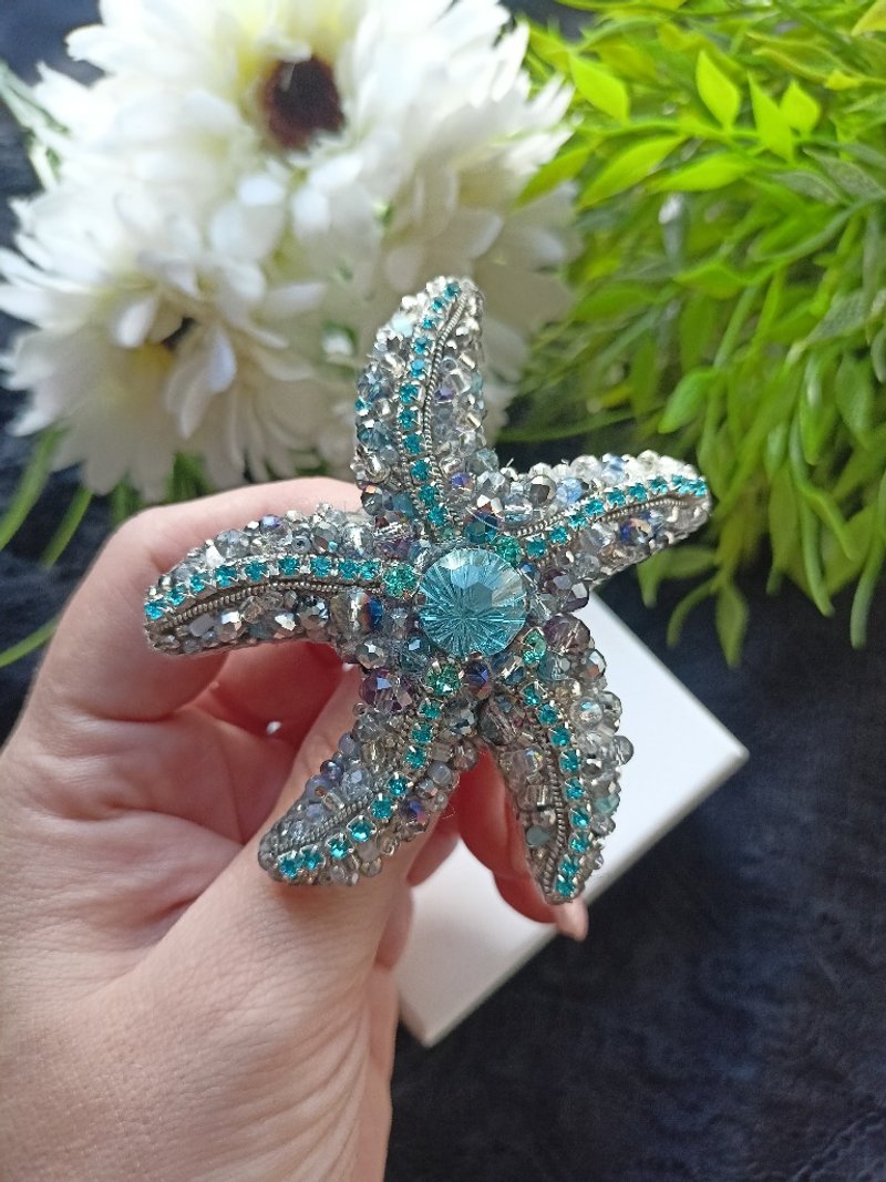 Brooch pin in the form of a starfish, Handmade jewelry with topaz, Unique marine - 胸針 - 其他材質 多色