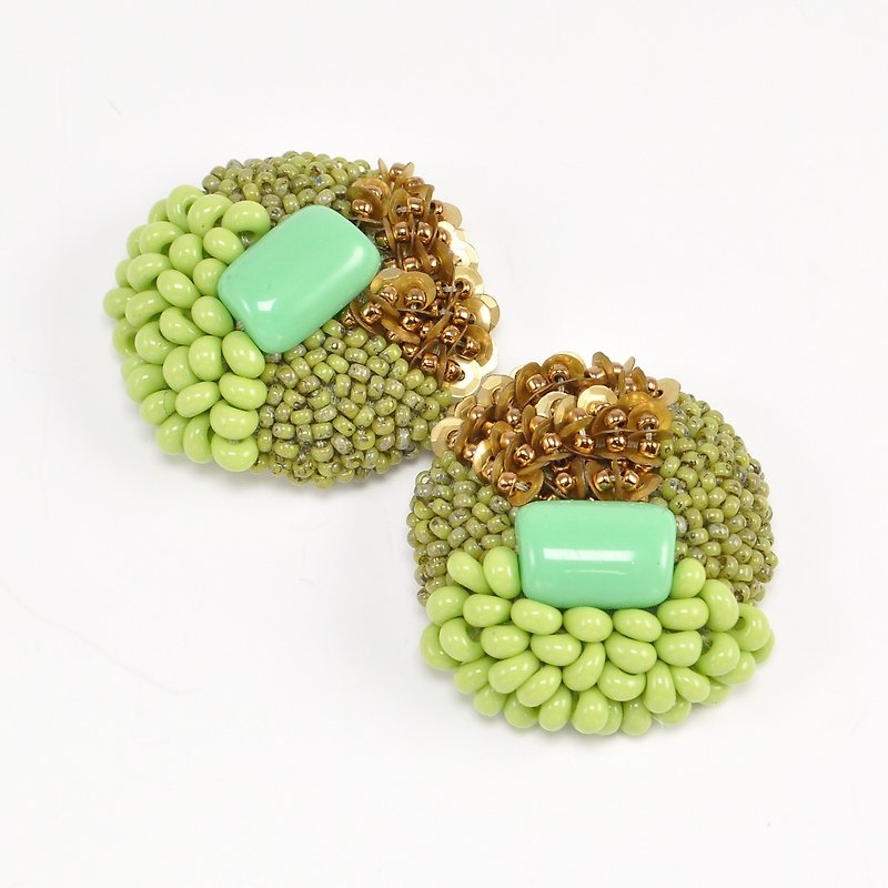 ビーズ刺繍のおおぶりイヤリング・ピアス 金具が選べます 3 - 耳環/耳夾 - 棉．麻 綠色