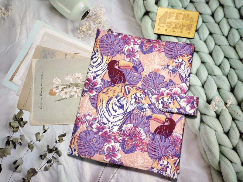 森のシリーズ - 薄手コットン生地 動物柄 紫地花柄タイガー マグネットホック付きブックカバー - 布製ブックカバー - 布製ブックジャケット - ブックカバー - コットン・麻 