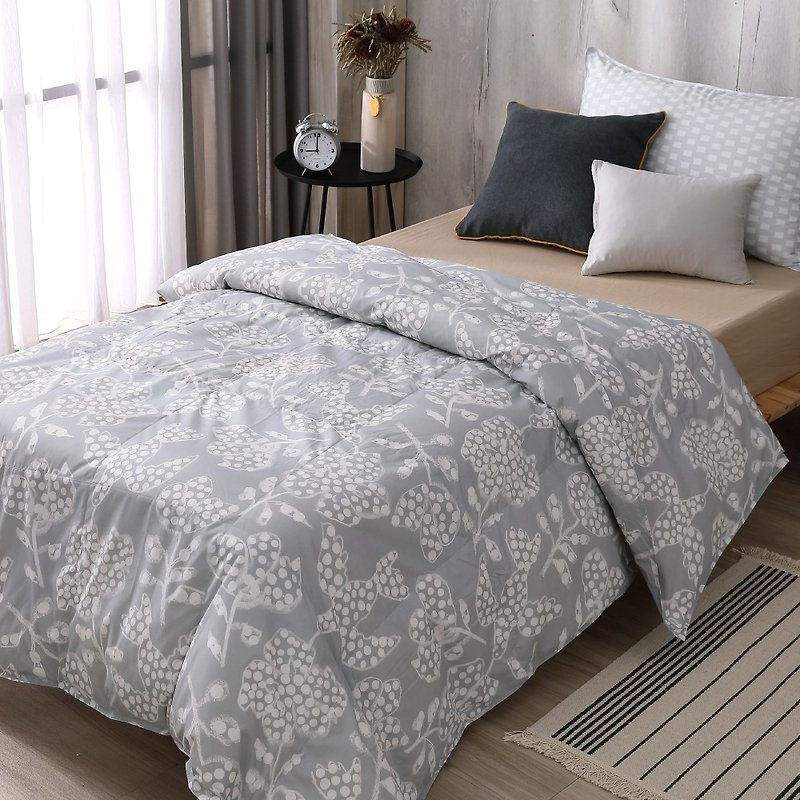 Double/October Quilt/Machine Washable, No Duvet Cover, Good All Year Cover - Morning Light Grey - ผ้าห่ม - ขนของสัตว์ปีก 