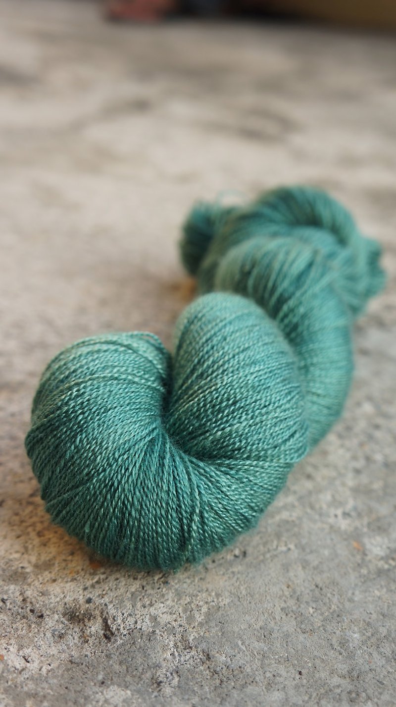 手染蕾絲線。青草 (55 BFL/45 Silk) - 編織/羊毛氈/布藝 - 絲．絹 