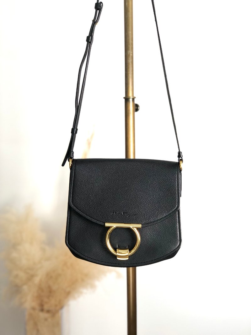 【 日本直送 名牌中古包 】Salvatore Ferragamo  સલવાટોરે ફેર્રેગામો 側背包 黑色 Gancini 皮革 3fyg65 - 側背包/斜背包 - 真皮 黑色