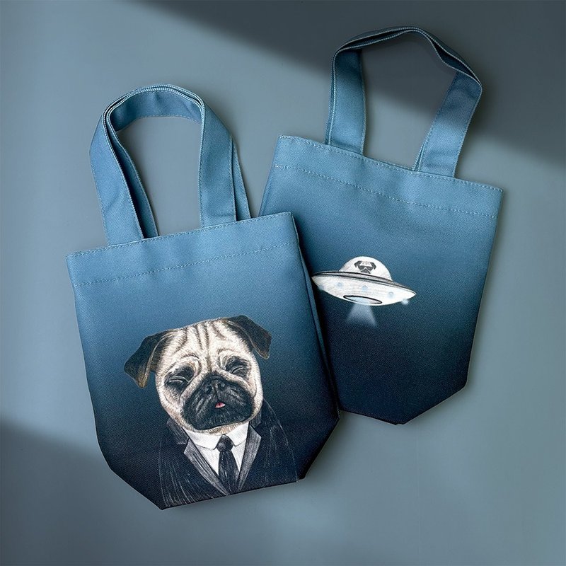 Water-repellent universal environmentally friendly beverage bag_Pug Alien Adventure - กระเป๋าถือ - วัสดุกันนำ้ สีน้ำเงิน