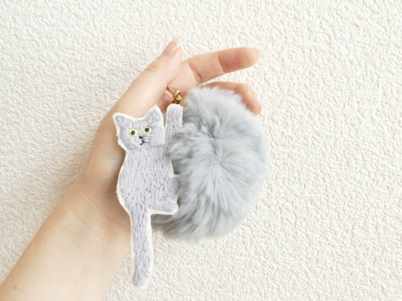 Fur Pompon Bag Charm Embroidered Cat Gray - ที่ห้อยกุญแจ - ผ้าฝ้าย/ผ้าลินิน สีเทา