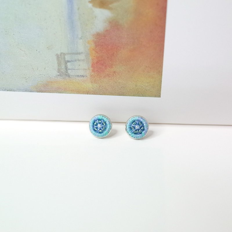 Fantasy #22 Hand embroidery on-ear earrings/ Clip-On - ต่างหู - งานปัก สีน้ำเงิน