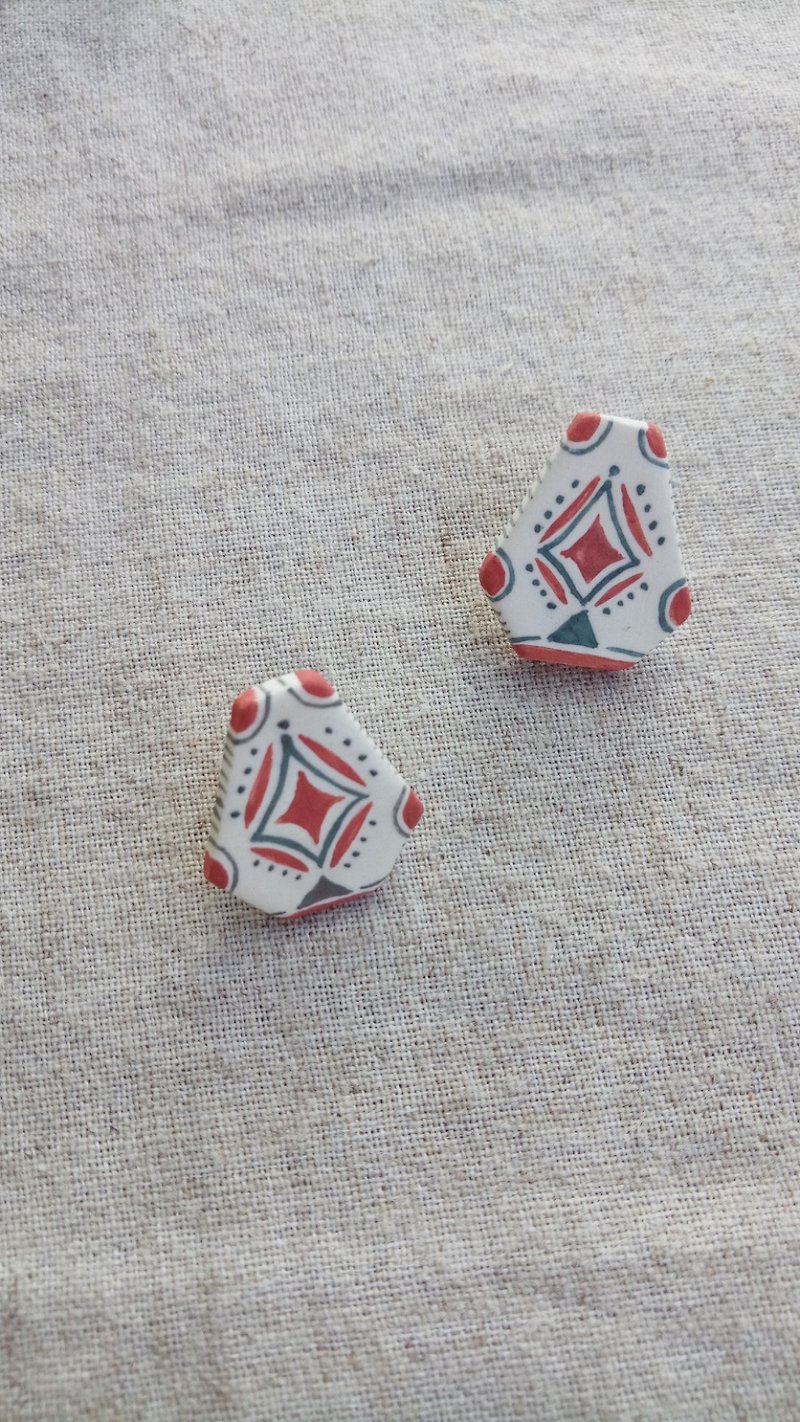 Spreading hand-painted white ceramic ear clips - ต่างหู - ดินเผา สีแดง