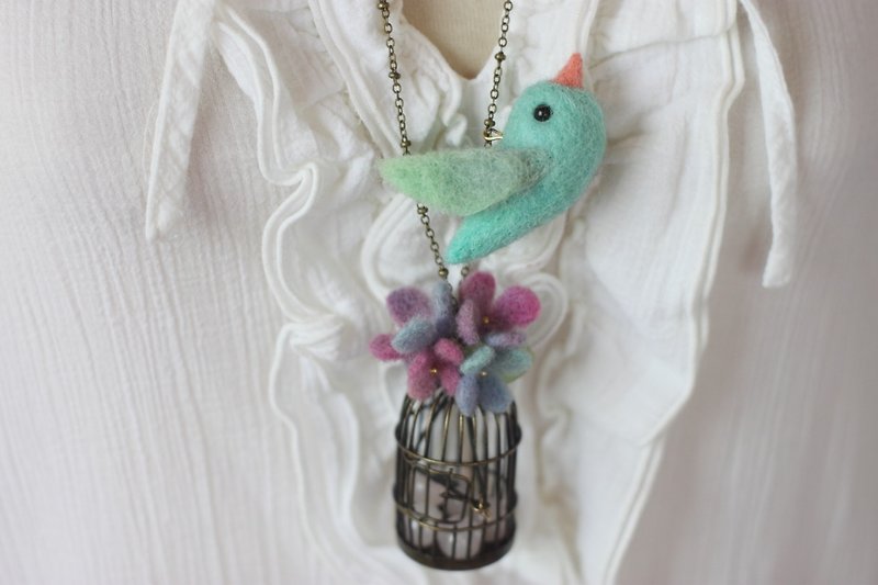 Hand-dyed Blue Bird Hydrangea Necklace Pink Color Custom-made - สร้อยคอ - ขนแกะ สีเขียว
