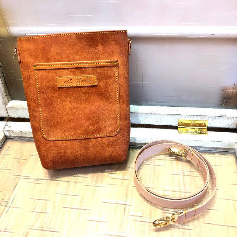 Matte vegetable tanned cowhide hand-stitched non-printing simple and lightweight cross-body bag - กระเป๋าแมสเซนเจอร์ - หนังแท้ สีส้ม