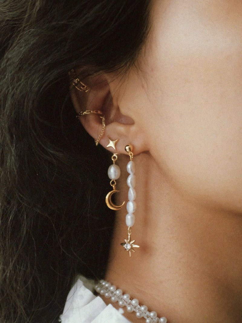 【Pure】 Pure series Baroque star moon earrings asymmetrical design pearl European - Earrings & Clip-ons - Other Materials White