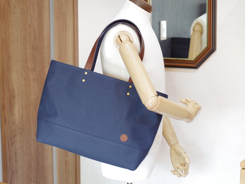 Leather handle canvas (Ziptop) tote bag, A4 landscape, navy - กระเป๋าถือ - ผ้าฝ้าย/ผ้าลินิน สีน้ำเงิน