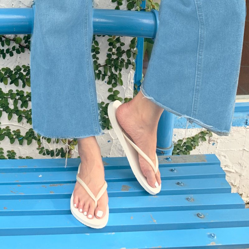 Women's Slim flat flip-flops waterproof and wear-resistant anti-slip flip-flops Snow White Milk White - รองเท้าแตะ - ยาง ขาว