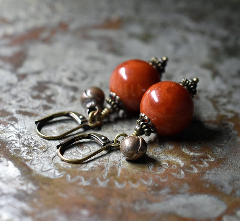 珊瑚色まん丸アフリカンアンバーと民族鈴のピアス大 - 耳環/耳夾/耳骨夾 - 其他材質 紅色