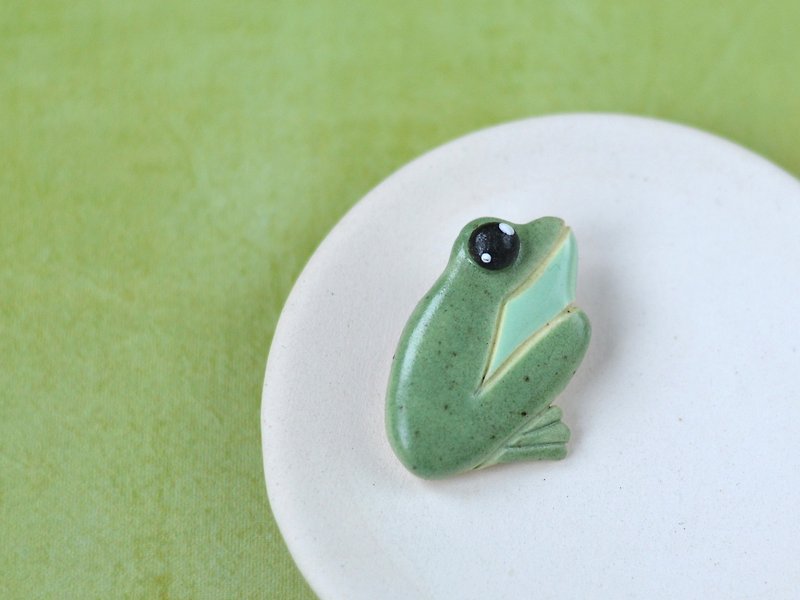 Frog pottery pin brooch - 胸針/心口針 - 陶 綠色