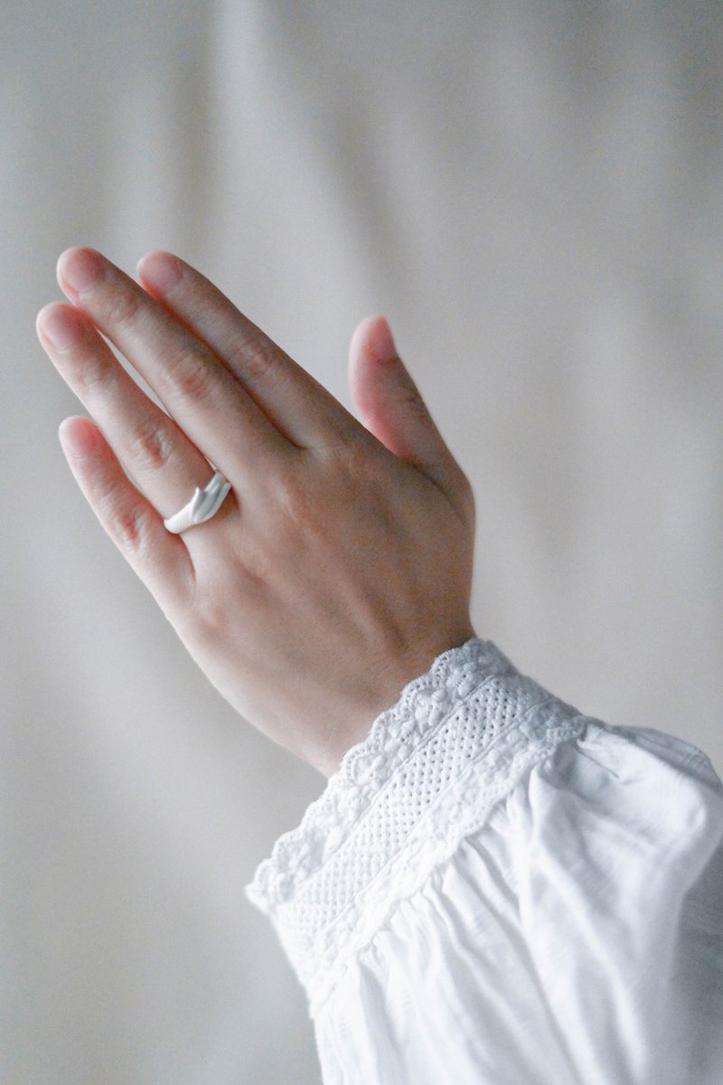 White Porcelain Ring/ Symbiosis/ Leaf - แหวนทั่วไป - ดินเผา ขาว