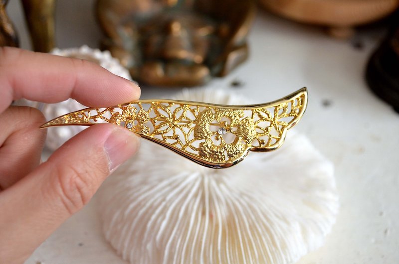 Lady gold-plated inlaid empty flower wing brooch noble and elegant Japanese second-hand medieval jewellery vintage - เข็มกลัด - โลหะ สีทอง