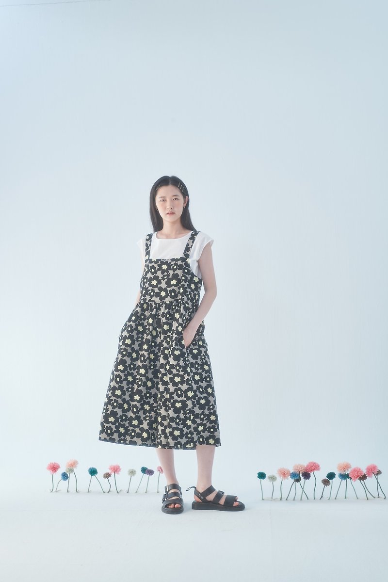 Halter skirt black flowers wins the last standard edition spot - จัมพ์สูท - ผ้าฝ้าย/ผ้าลินิน สีดำ