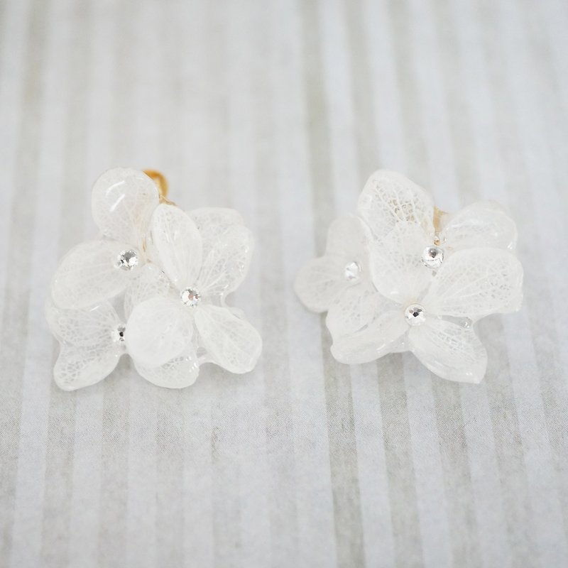紫陽花のミニブーケ/イヤリング - 耳環/耳夾 - 樹脂 白色