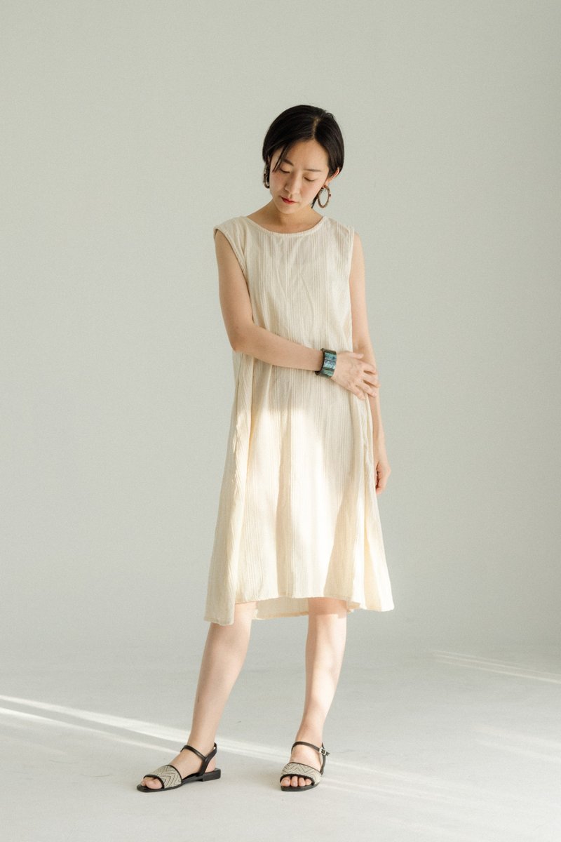 Back hole sleeveless below-the-knee dress_three-dimensional textured white - One Piece Dresses - Cotton & Hemp White