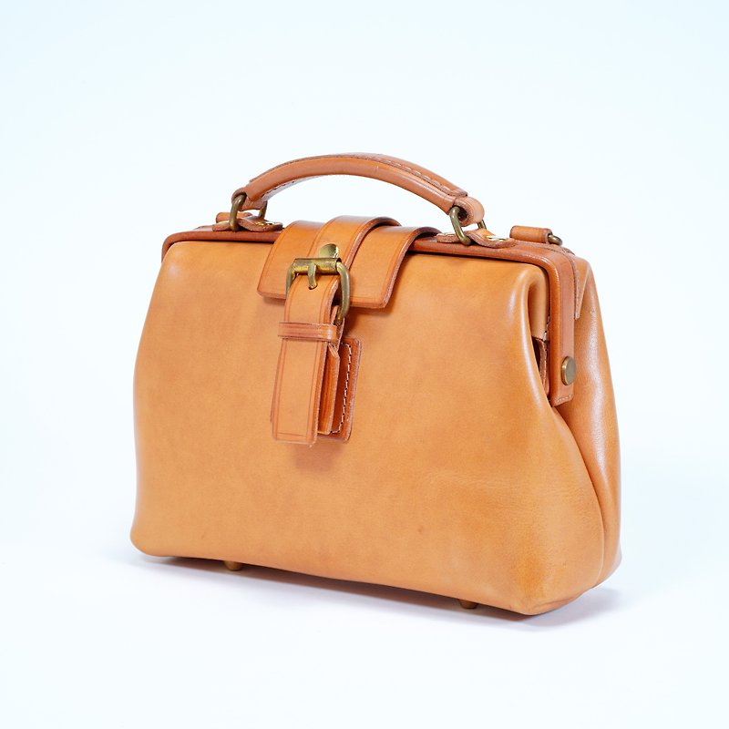 MOOS shoulder bag small doctor  bag Italian tanned saddle leather (tanned) - กระเป๋าแมสเซนเจอร์ - หนังแท้ สีส้ม
