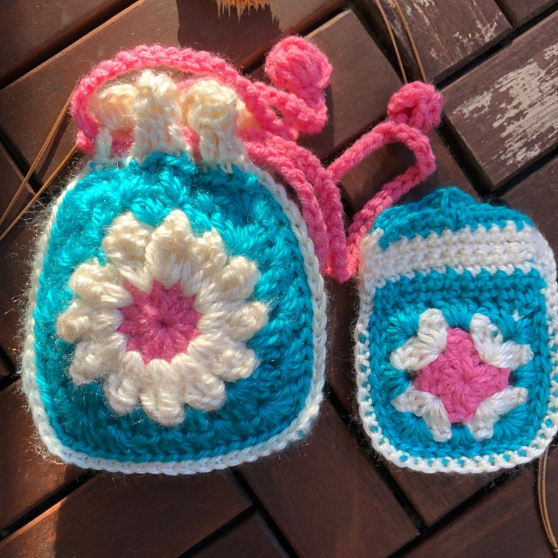 Handmade Daisy Crochet Cosmetic Pouch And AirPods Case Set With Silky Touch - กระเป๋าเครื่องสำอาง - ไฟเบอร์อื่นๆ สีแดง