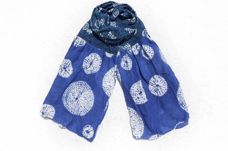 藍染絲巾/蠟染扎染絲巾/植物染圍巾/indigo漸層綿線絲巾-花朵海洋 - 絲巾 - 棉．麻 藍色