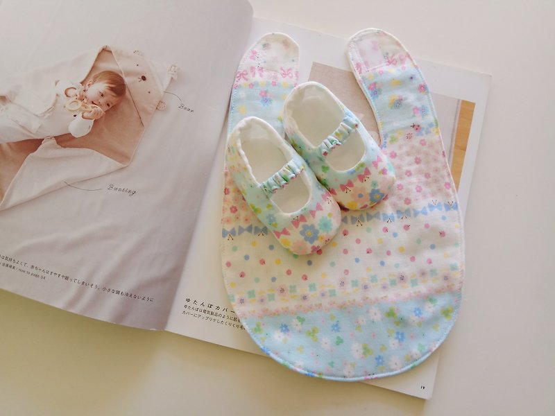Cotton yarn small flower beauty gift baby bib + baby shoes newborn exclusive - Bibs - Cotton & Hemp Multicolor