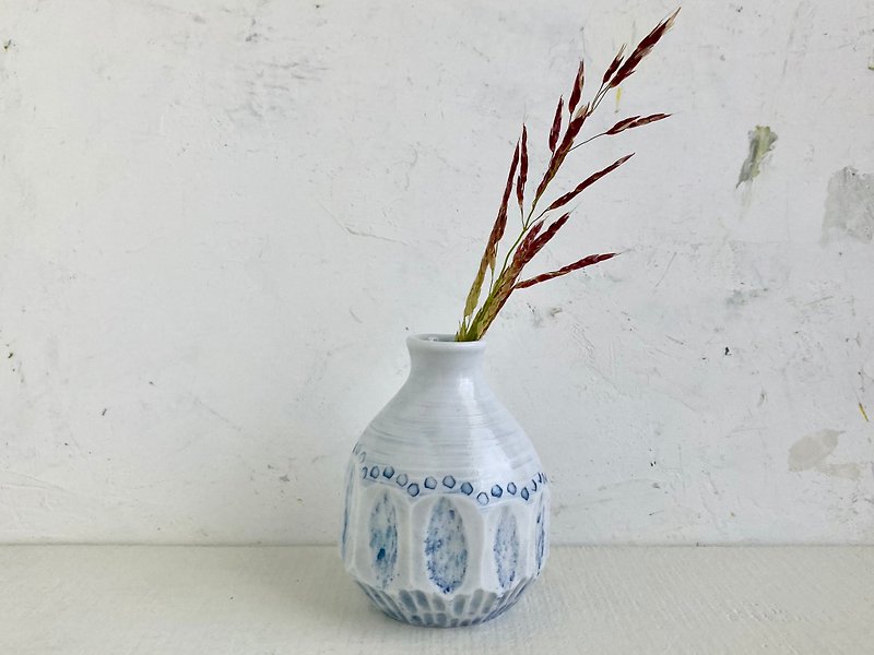A single-flower vase - เซรามิก - เครื่องลายคราม สีน้ำเงิน