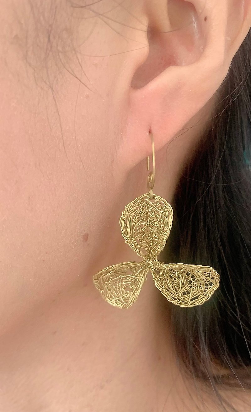 Wired flower earrings - ต่างหู - โลหะ สีทอง