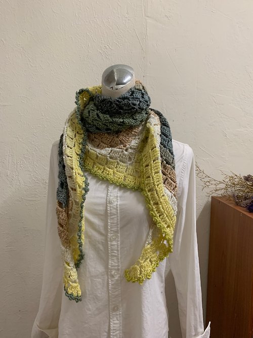 hm98k 走吧！編織 純手工鉤織。三角披肩。圍巾。綠咖黃白段染色。