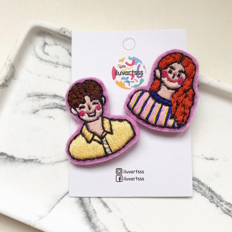 •客製化似顏刺繡• 人像胸針/匙扣 - 似顏繪/客製畫 - 繡線 
