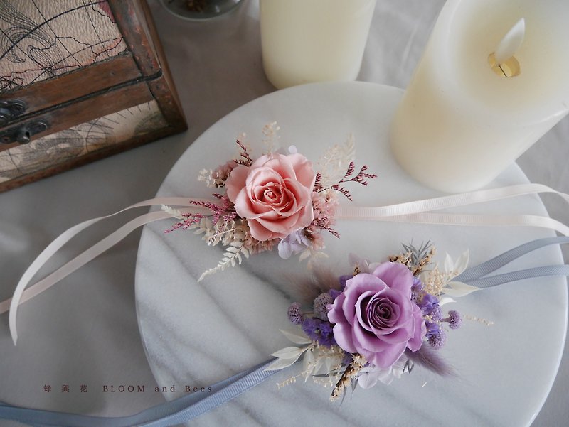 [Customizable] Everlasting Rose Wrist Flower Bridesmaid Accessories - เข็มกลัด/ข้อมือดอกไม้ - พืช/ดอกไม้ สึชมพู