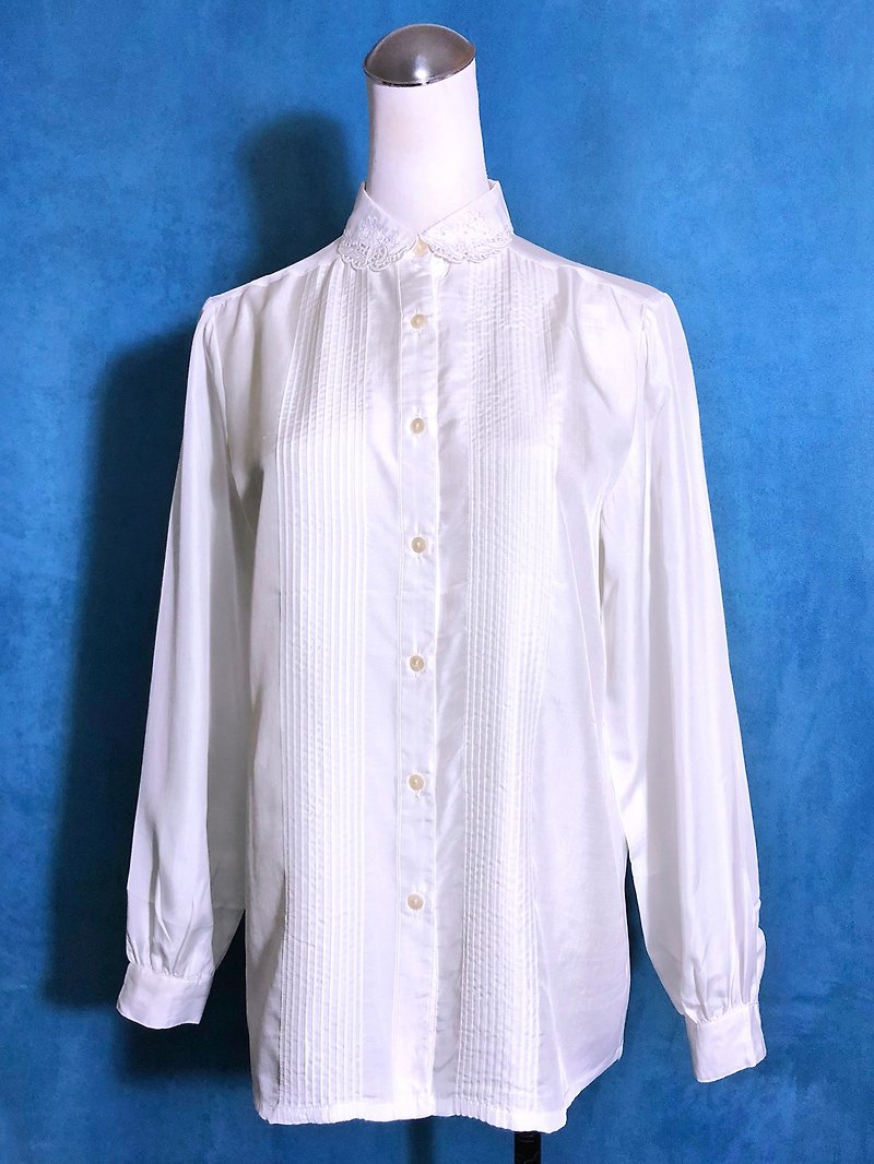 Flower embroidered collar long sleeve vintage shirt / abroad brought back VINTAGE - เสื้อเชิ้ตผู้หญิง - เส้นใยสังเคราะห์ ขาว
