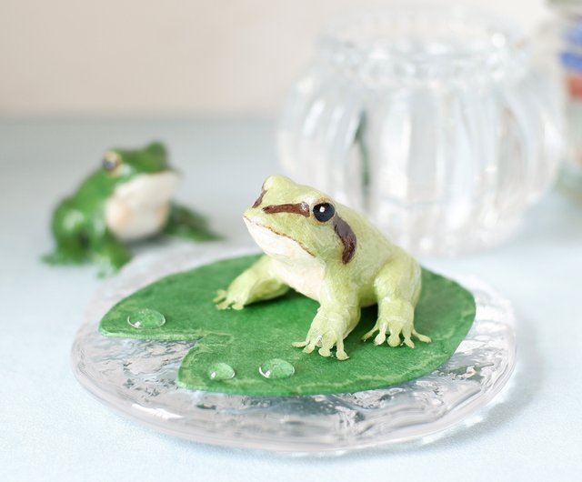 睡蓮の葉に座るカエル アマガエル アオガエル 和紙で色付けした