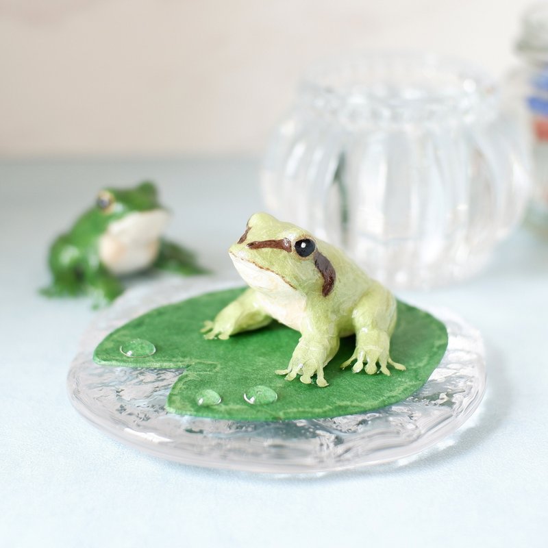 睡蓮の葉に座るカエル　アマガエル　アオガエル　和紙で色付けした置物　和紙インテリア - 擺飾/家飾品 - 紙 綠色
