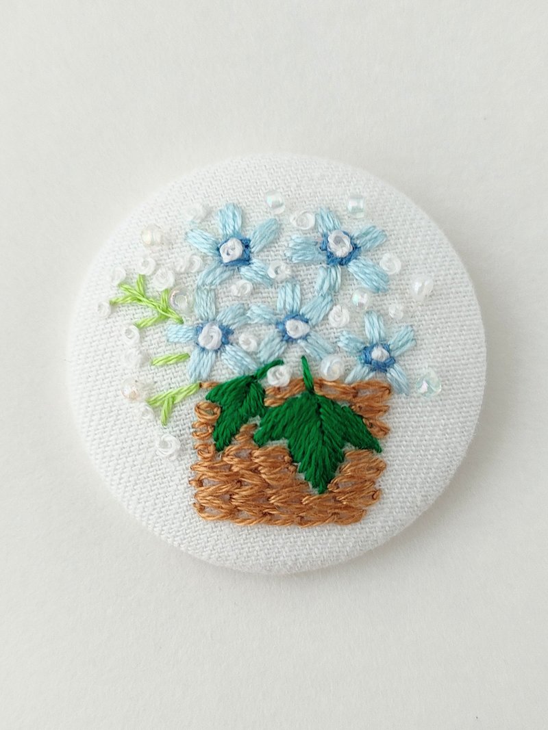 かすみ草とブルースターの花籠刺繍ブローチor刺繍ヘアゴム - 胸針 - 棉．麻 藍色