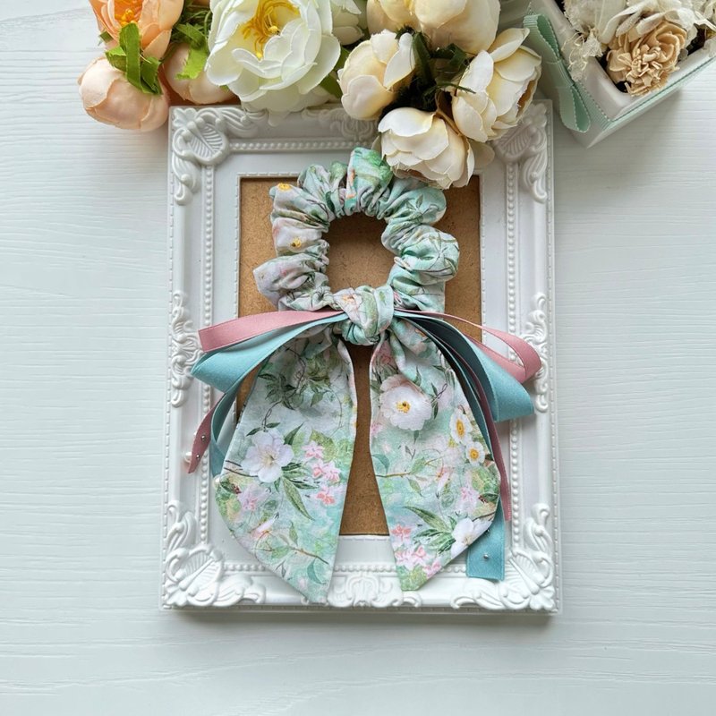 棉布長尾蝴蝶結髮圈大腸圈髮飾-淺薄荷底小花 - 髮夾/髮圈 - 其他材質 綠色