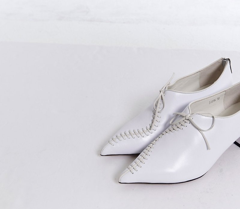 Suture straps pointed leather chunky heel shoes white - รองเท้าส้นสูง - หนังแท้ ขาว