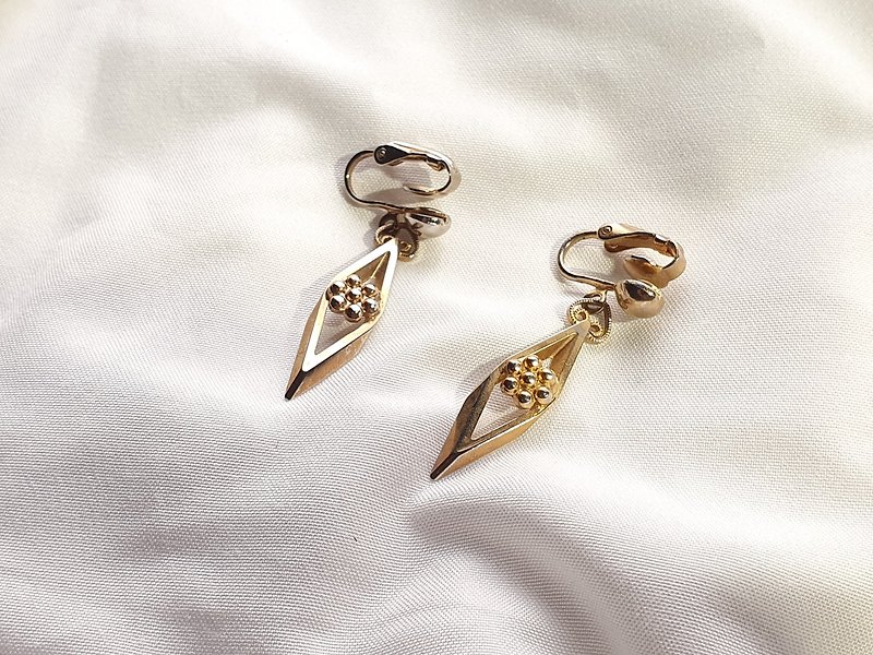 [The United States brings back Western antique jewelry] 1970s vintage earrings clip-on earrings - ต่างหู - โลหะ สีทอง
