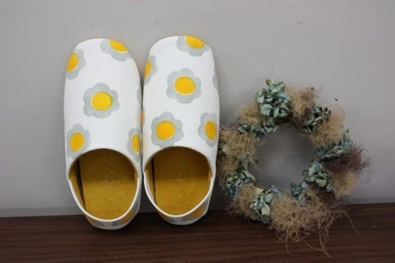 Baboosh gray flowers - รองเท้าลำลองผู้หญิง - หนังแท้ สีเหลือง