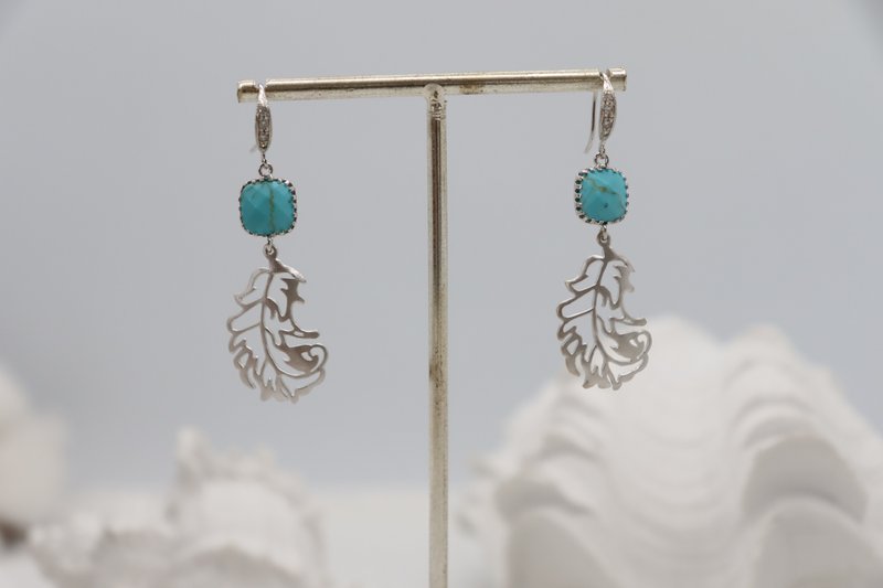 Square Blue Turquoise Natural Stone Decorations with Matte Silver Metal Feathers - 耳環/耳夾/耳骨夾 - 石頭 藍色