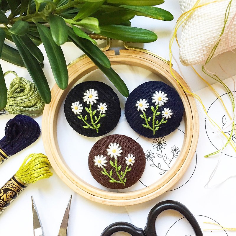 . Japanese finch embroidery. Flower series hand-embroidered brooch / necklace pendant E - เข็มกลัด - งานปัก หลากหลายสี