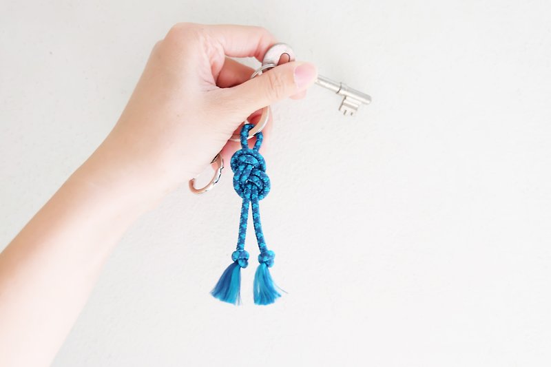 Infinity knot rope in ocean blue keychain - 鑰匙圈/鑰匙包 - 其他材質 藍色