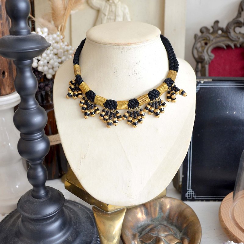 Gold-plated black beads woven vintage necklace noble and elegant Japanese second-hand medieval jewelry vintage - สร้อยคอ - เครื่องเพชรพลอย สีทอง