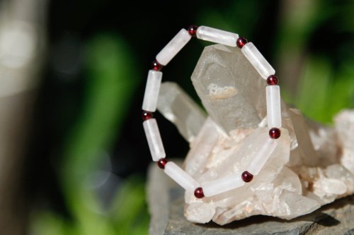 鉍元素 SBI 【手環系列】約4*11mm粉晶+4mm莫三比克石榴石手環 (歡迎客製)