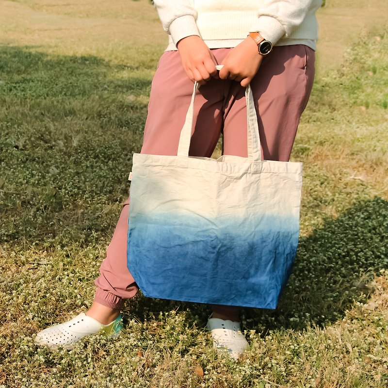 【Mother's Day Gift】Handmade blue-dyed gradient large canvas bag - Messenger Bags & Sling Bags - Cotton & Hemp Transparent