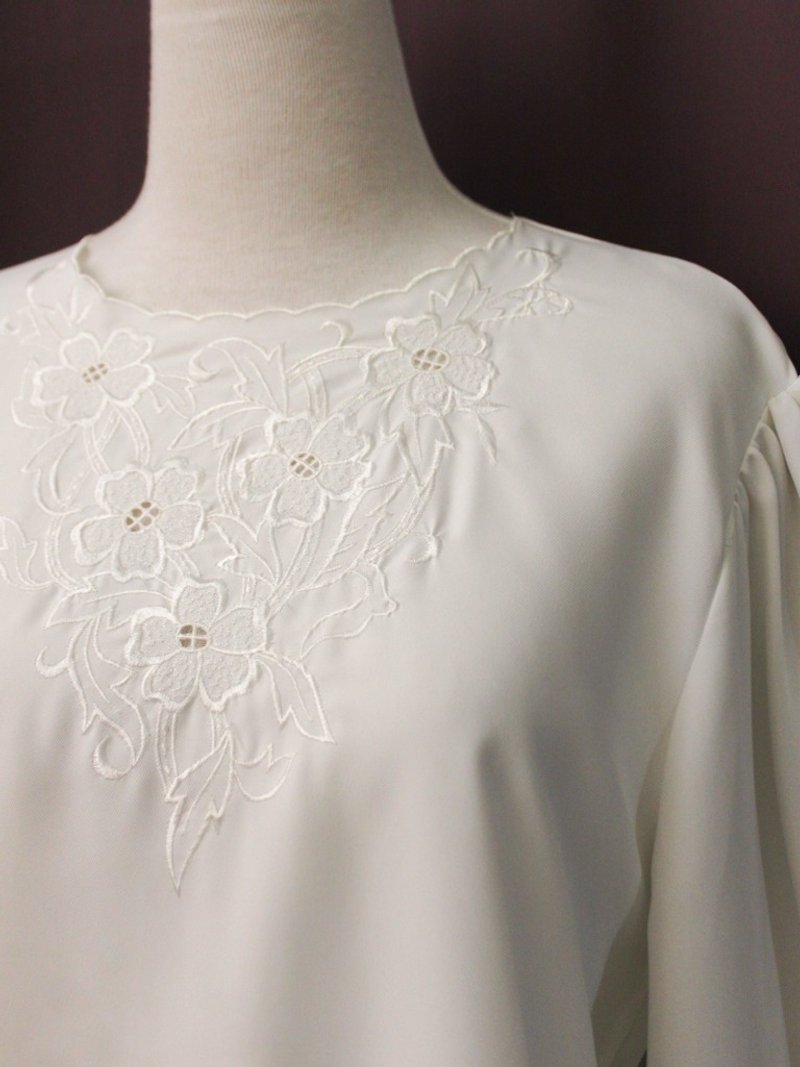 復古日本製典雅花朵胸口刺繡圓領寬鬆白色長袖古著襯衫 - 恤衫 - 聚酯纖維 白色