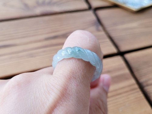 螺絲帽帽工作室 【親翠】天然翡翠 白冰老料一抹綠麻花手指鐲17.5號戒圈